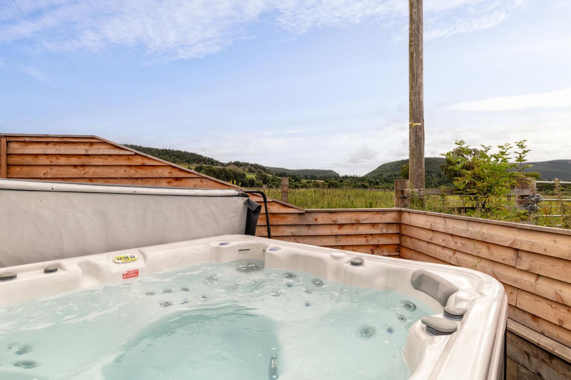 Alba - Charming Boutique Forest View Cabin With Hot Tub In Ballater Luaran gambar